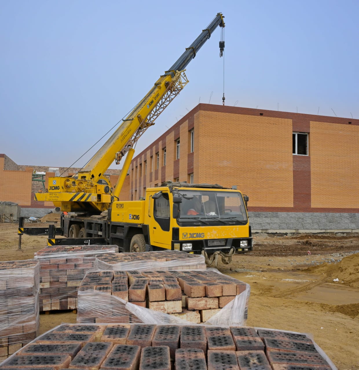 Павлодар облысының әкімі Асайын Байханов Екібастұз маңындағы Атығай ауылына барып, салынып жатқан жаңа мектептің құрылыс барысын тексерді