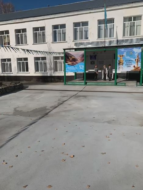 Республика күні қарсаңында аудандық маслихаттың төрайымы Л.А. Гречушникова Зубовск кентіне барып, тұрғындарды еліміз үшін маңызды мерекемен жеке құттықтады.