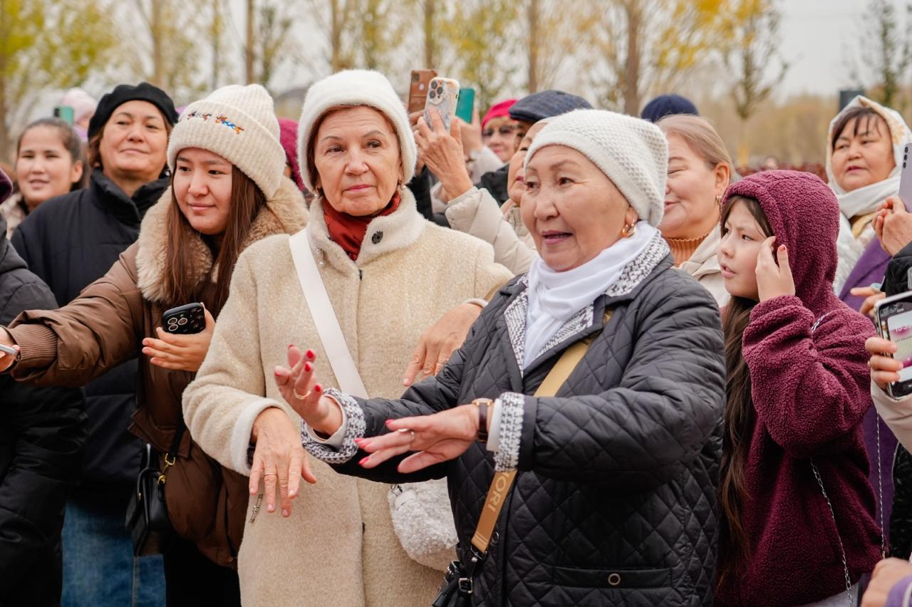 Республика күні: тұрғындар елордадағы Ататүрік саябағында мерекелік концертті тамашалады