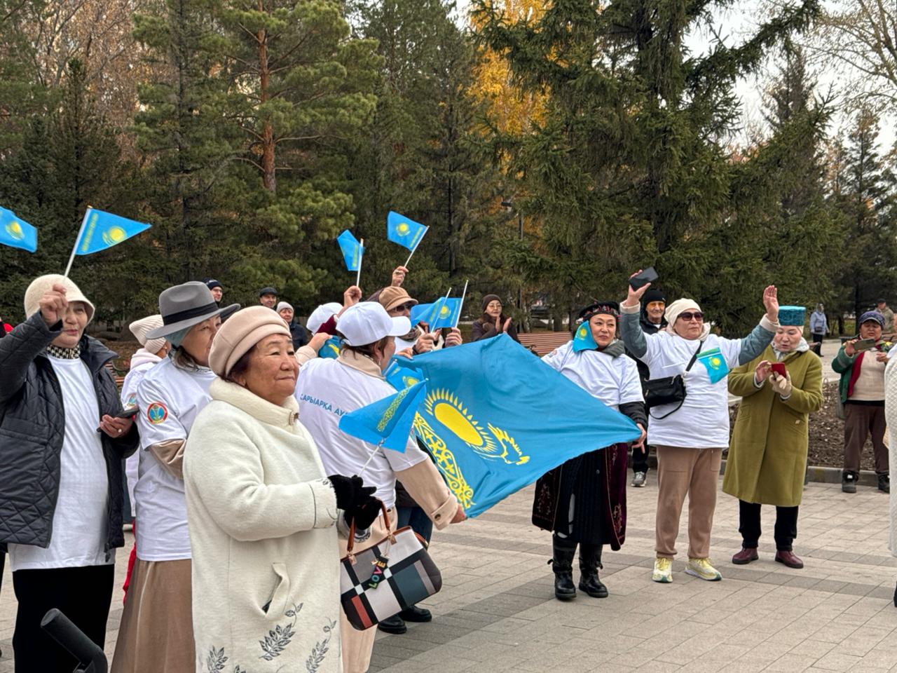 Республика күніне орай Астананың «Сарыарқа» ауданында мерекелік флешмоб өтті