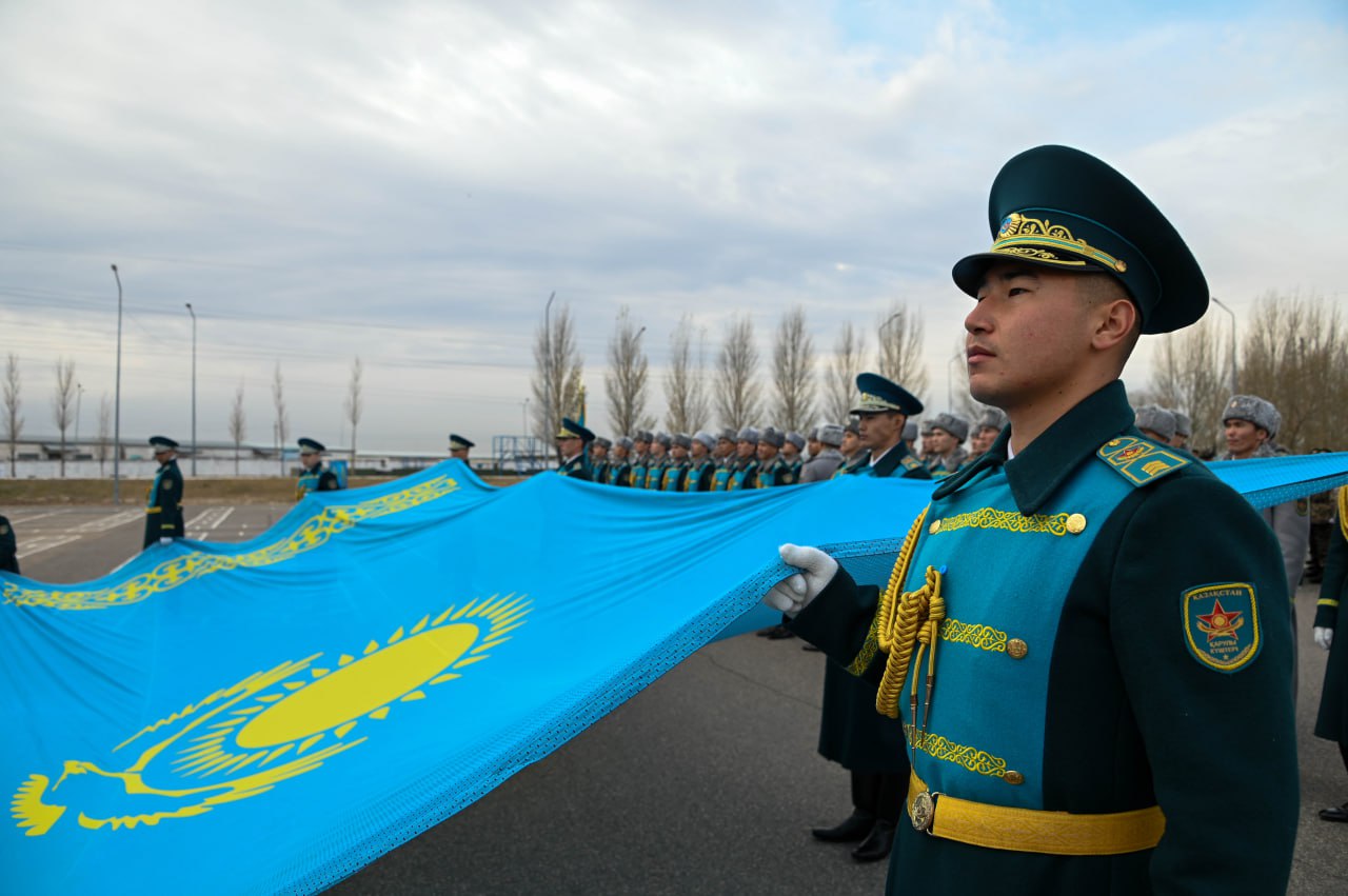 Республика күніне орай әскери бөлімдерде Мемлекеттік туды көтеру рәсімдері өтті