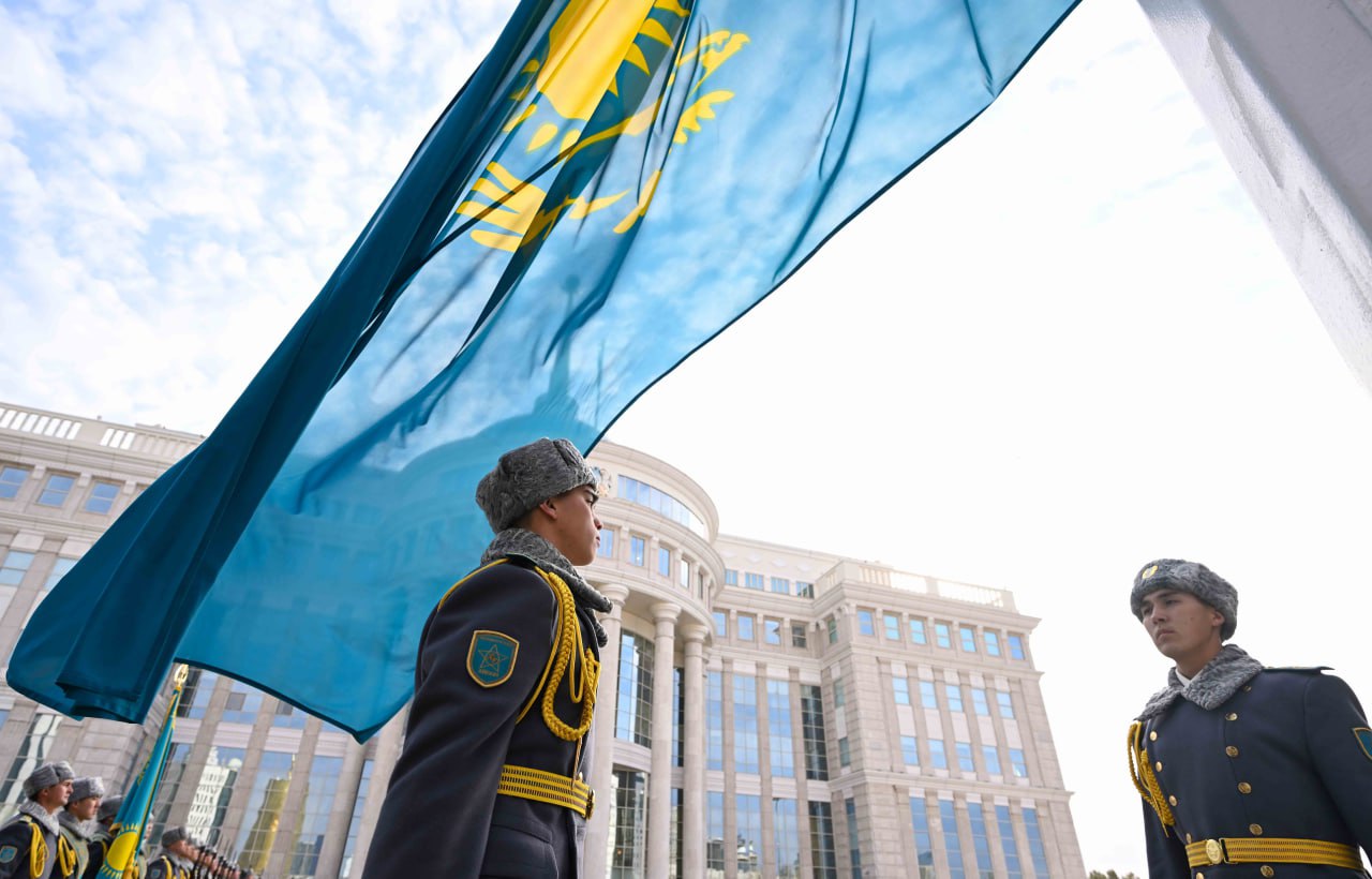 Президент Мемлекеттік ту көтеру рәсіміне қатысты