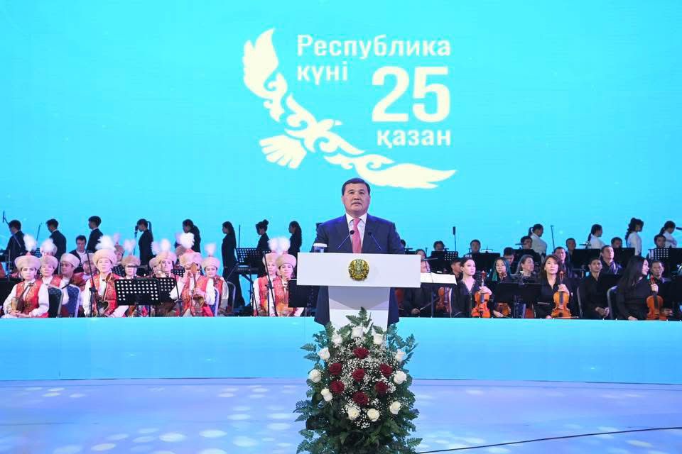 РЕСПУБЛИКА КҮНІНЕ АРНАЛҒАН МЕРЕКЕЛІК САЛТАНАТТЫ ШАРА ӨТТІ