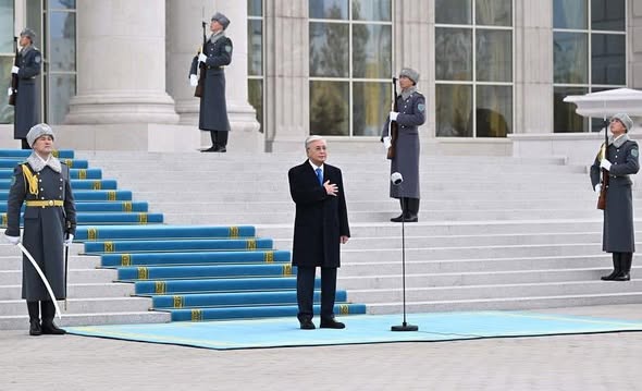 Президент Мемлекеттік ту көтеру рәсіміне қатысты