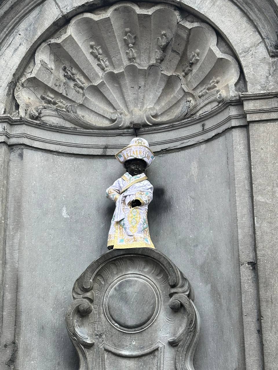 Республика күніне Брюссельдегі “Manneken Pis" мүсініне шапан кигізді