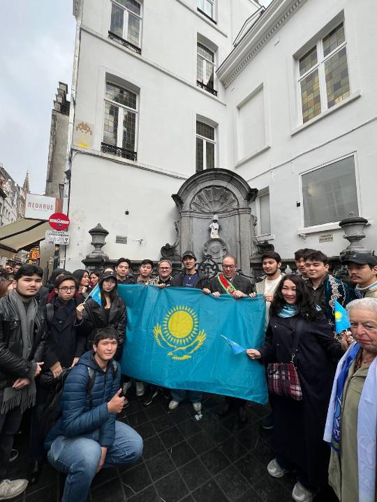 «Manneken Pis» в Брюсселе облачён в казахский национальный костюм в честь Дня Республики Казахстан