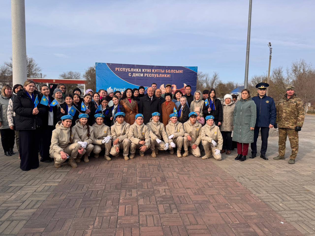 25 қазан күні, ұлттық мереке – Республика күніне орай Державинск қаласының орталық алаңында Мемлекеттік Туды көтеру және Мемлекеттік Гимнді орындау салтанатты рәсімі өтті.