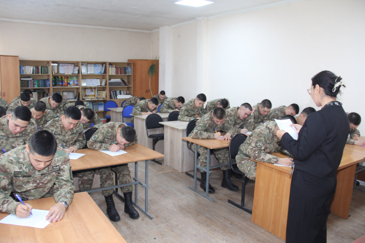 Ұландықтар үлгі көрсетуде: күш құрылымдар арасында алғаш болып "Ұлттық диктант" жобасына қатысты