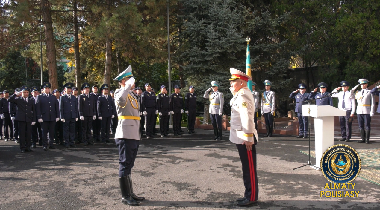 Верность присяге и службе Родине: полицейские Алматы отметили День Республики