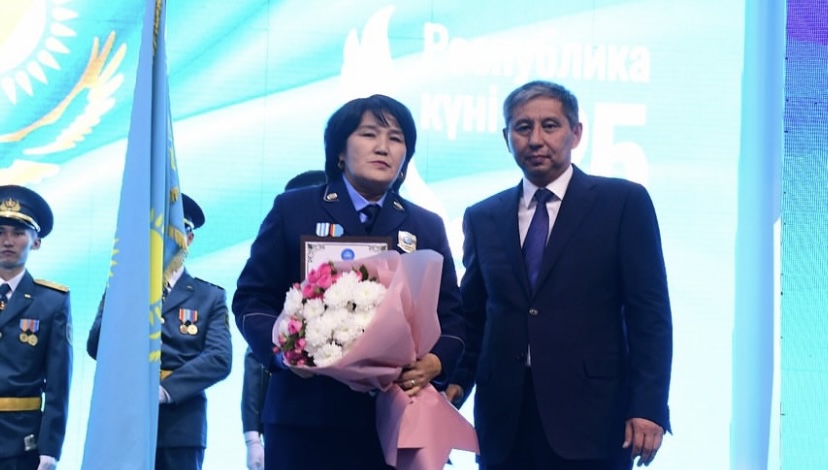 Жағажайдағы порнография киген қыз