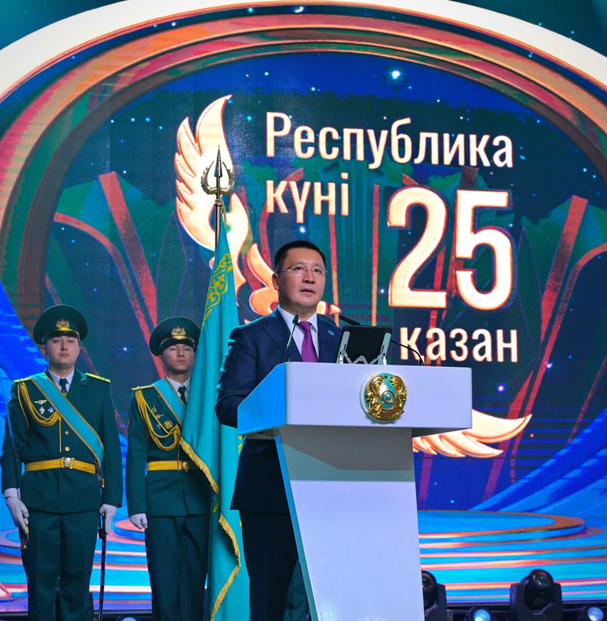 Қыз көрпе астында мастурбация жасайды