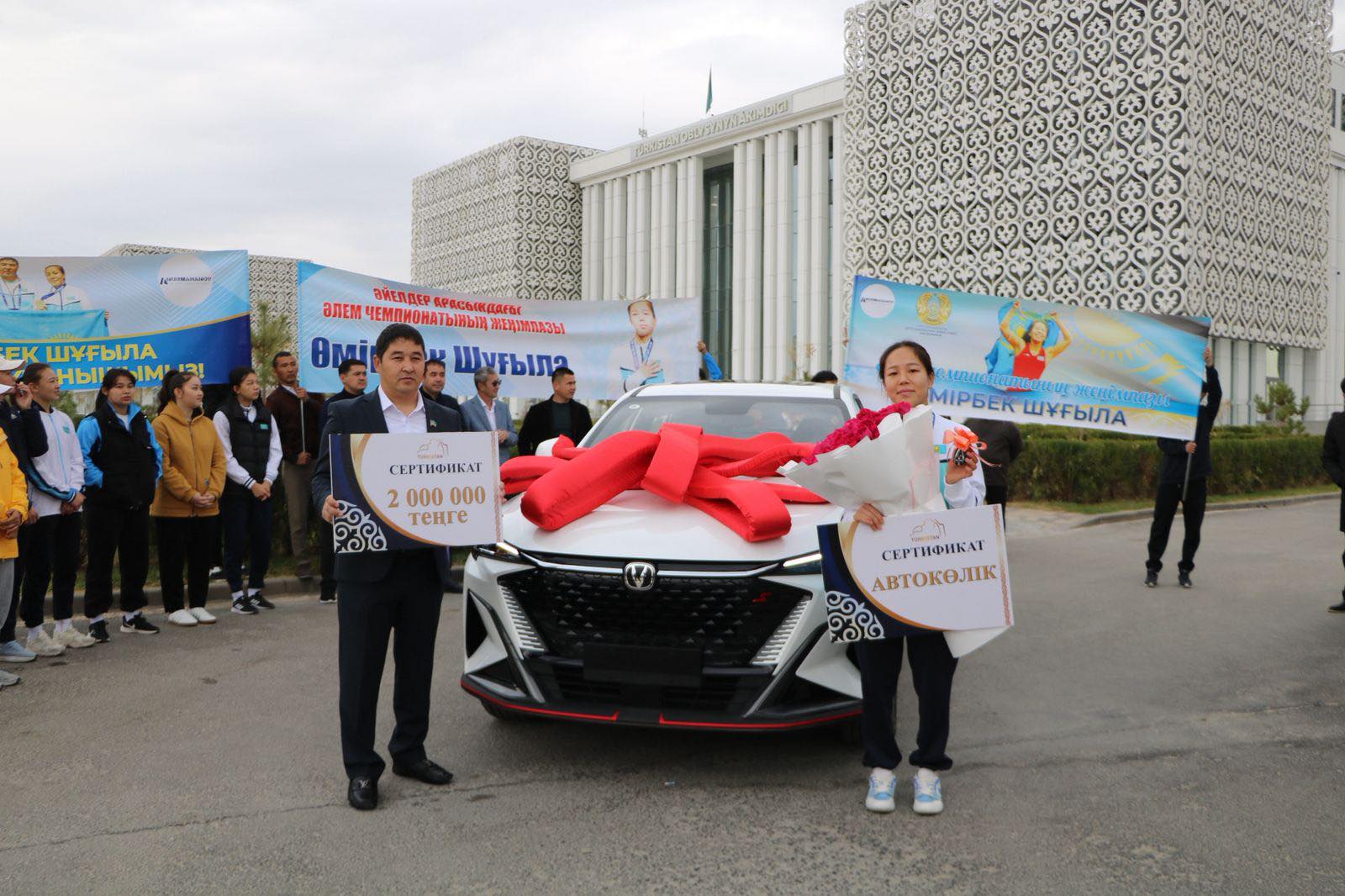 ТҮРКІСТАН ОБЛЫСЫНДА ӘЛЕМ ЧЕМПИОНЫ ШҰҒЫЛА ӨМІРБЕККЕ «ТЕМІР ТҰЛПАР» ТАПСЫРЫЛДЫ