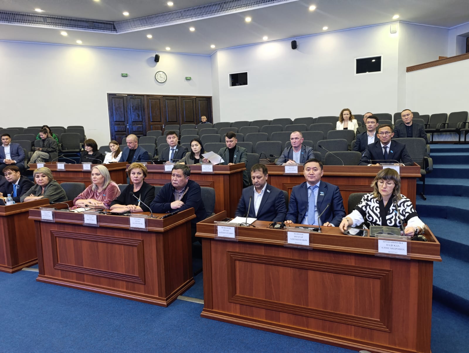 Депутаттар Өскемен қалалық мәслихатының кезектен тыс сессиясында Қаланың ауылдық елді мекендерінде жұмыс істейтін денсаулық сақтау, білім беру, әлеуметтік қорғау, мәдениет, спорт және ветеринария мемлекеттік ұйымдарының мамандарына коммуналдық қызметтерге ақы төлеу және бюджет қаражаты есебінен отын сатып алу бойынша әлеуметтік қолдау көрсету ережесі мен мөлшеріне өзгерістер бекітті.