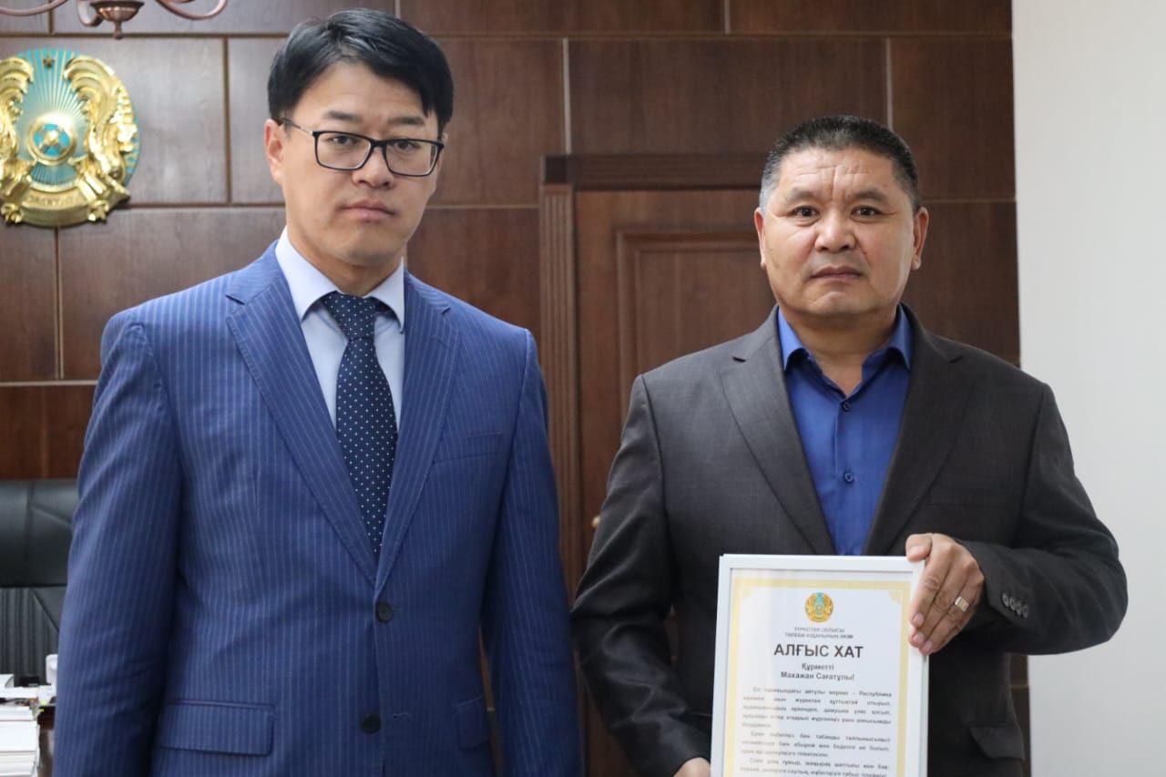 АУДАН ӘКІМІ БІЛІМ САЛАСЫНЫҢ МАМАНЫН МАРАПАТТАДЫ