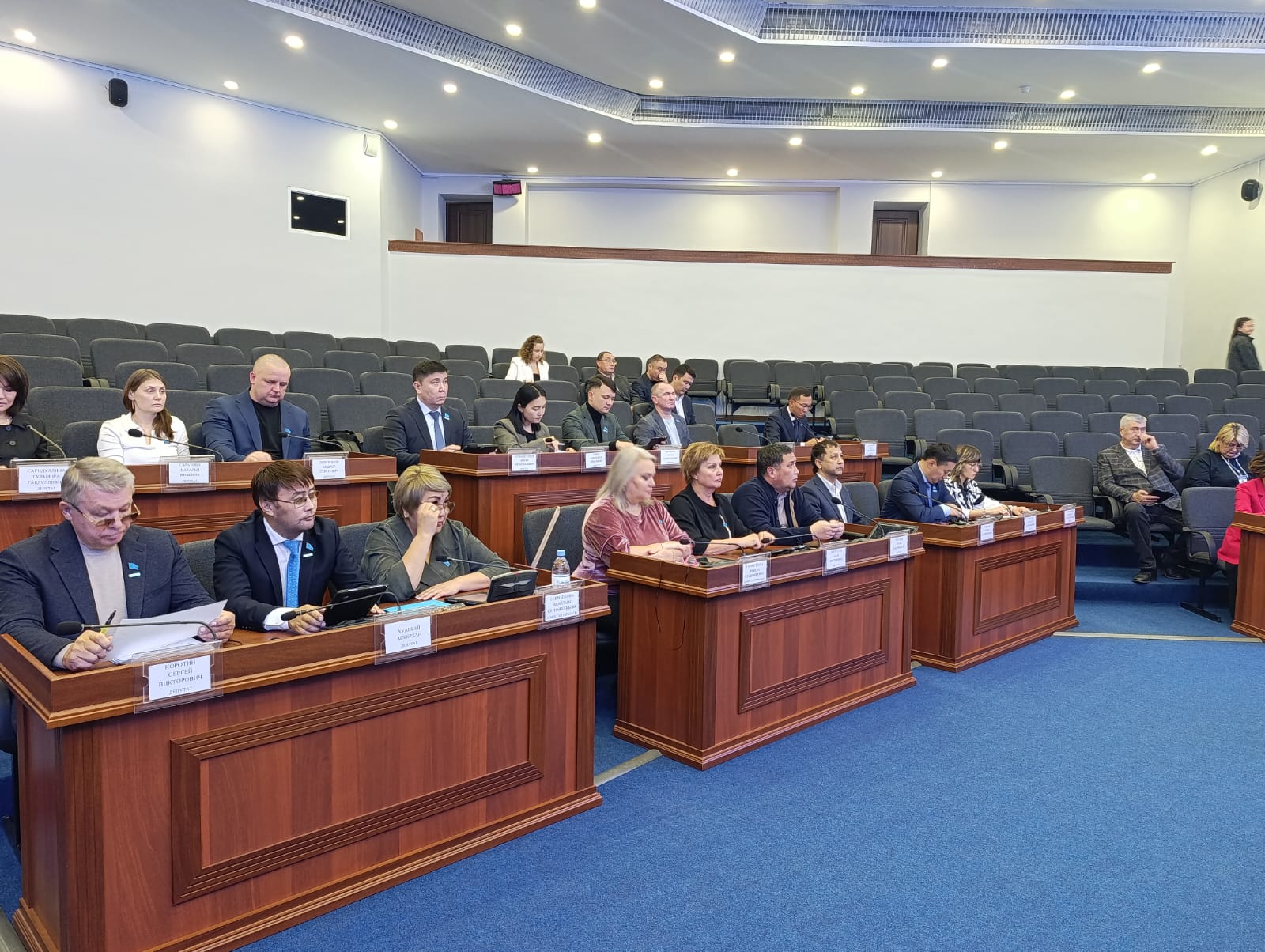 Өскемен қалалық мәслихатында кезектен тыс 38-ші сессия өтті, оның барысында қала бюджетін нақтылауға, кәсіпкерлікті қолдауға және ауылдық елді мекендерде жұмыс істейтін мамандарды әлеуметтік қорғауға қатысты мәселелер қаралды, сондай-ақ ведомствоаралық комиссиялардың құрамына өзгерістер енгізілді.