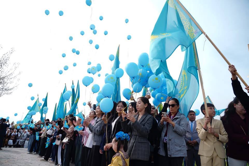 ТҮРКІСТАНДА РЕСПУБЛИКА КҮНІНЕ ОРАЙ МЕМЛЕКЕТТІК ТУДЫ КӨТЕРУ РӘСІМІ ӨТТІ