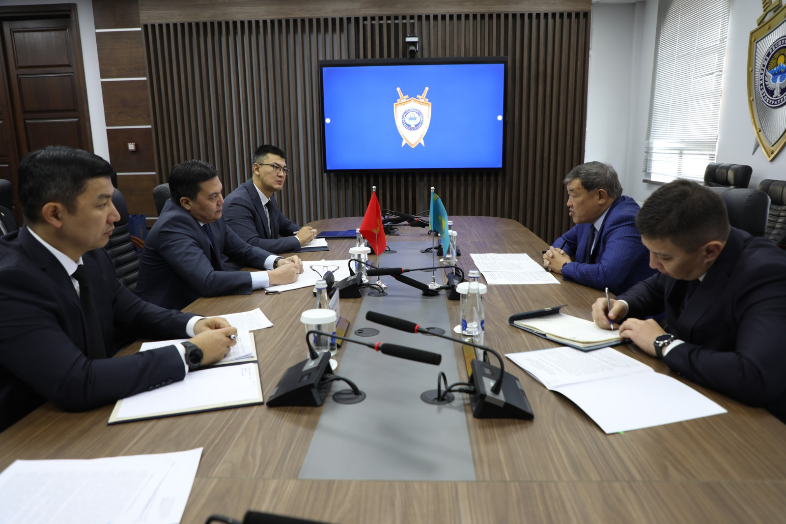 Қырғыз Республикасының Бас прокуратурасында Бас прокурордың орынбасары Малик Бектурғанов Қазақстан Республикасының Төтенше және Өкілетті Елшісі Рәпіл Жошыбаевпен кездесті.