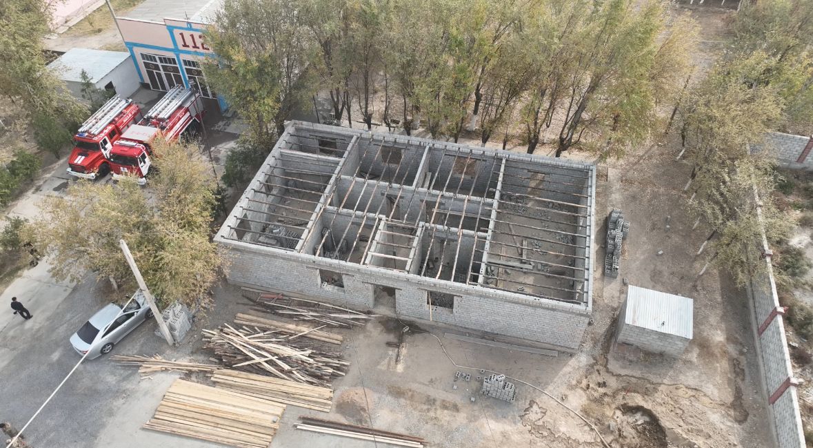 В Отырарском районе Туркестанской области на территории пожарной части строится новое здание