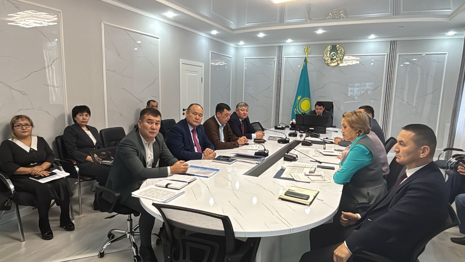 2025 жылғы 29 қазанда аудан әкімі Р.Ә. Аңбаев облыс әкімінің бірінші орынбасары М.И. Тасмағанбетовтың төрағалығымен өткен облыстық селекторлық кеңеске БКС режимінде қатысты.