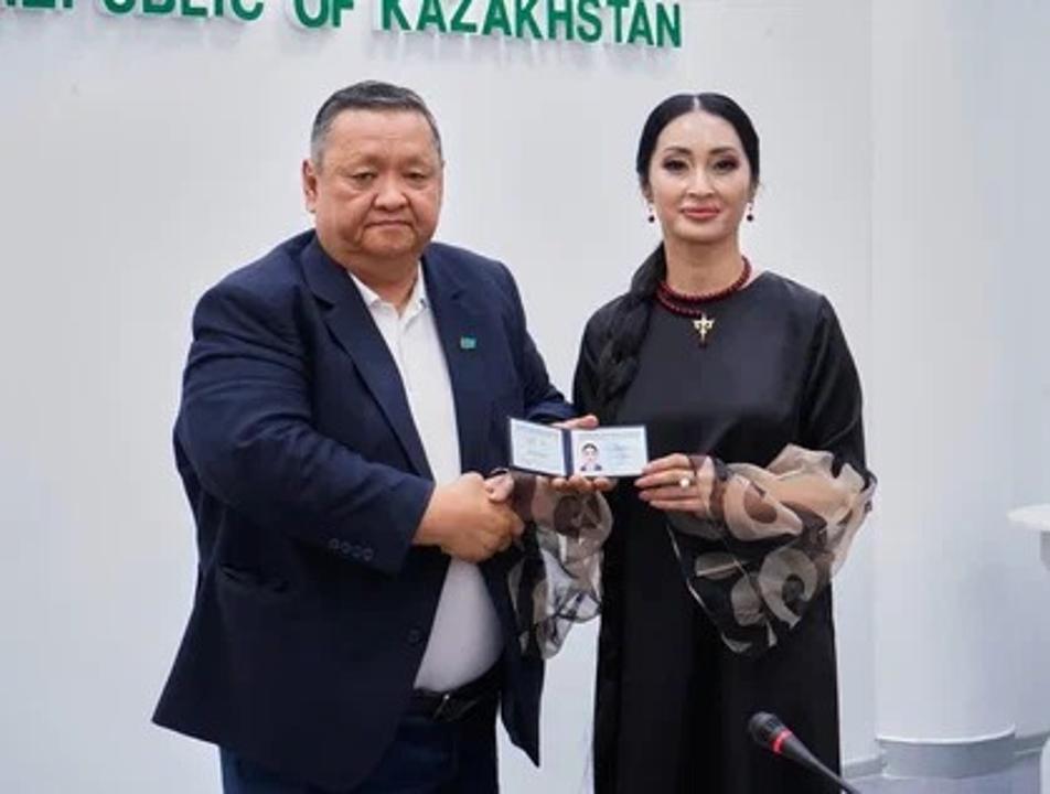 Қазақстан Жазушылар одағының мүшелік куәлігін ақын Лаура Палманға табыстау сәті