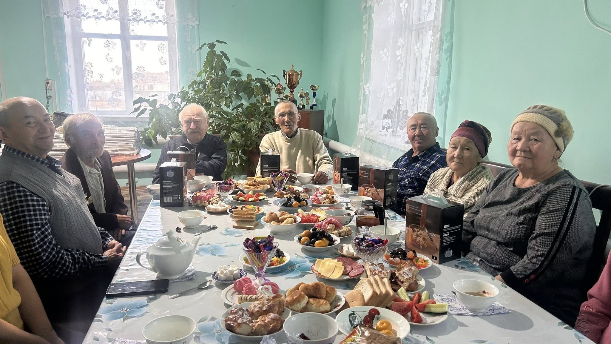 Долин ауылдық округі әкімі аппаратының ғимаратында әкімдікте еңбек етіп, дәл осы ұйымнан зейнеткерлікке шыққан ардагер қызметкерлермен кездесу өтті.