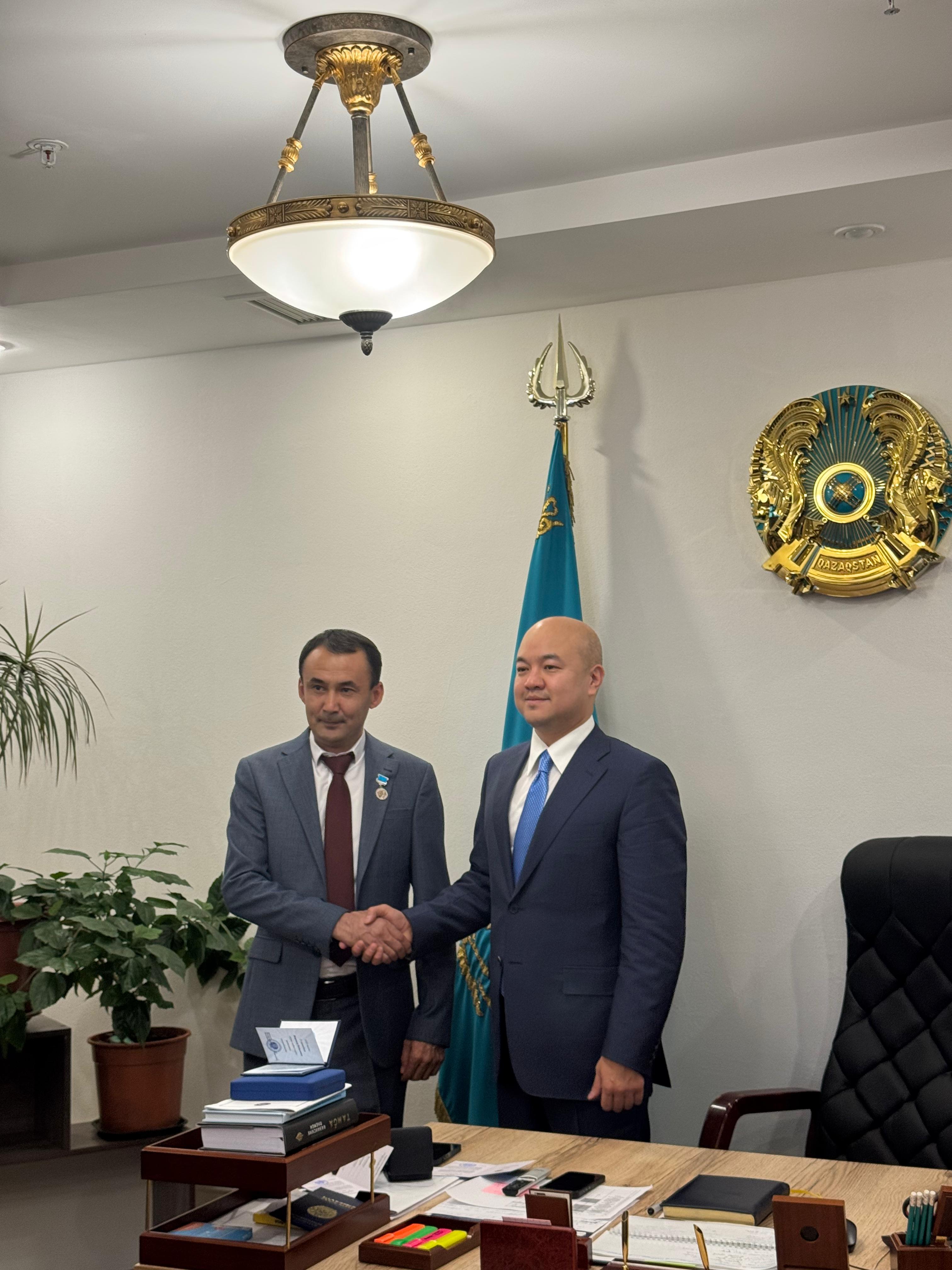 «БІЛІМ БЕРУ ІСІНІҢ ҚҰРМЕТТІ ҚЫЗМЕТКЕРІ» төсбелгісімен марапатталғанымен құттықтаймыз!