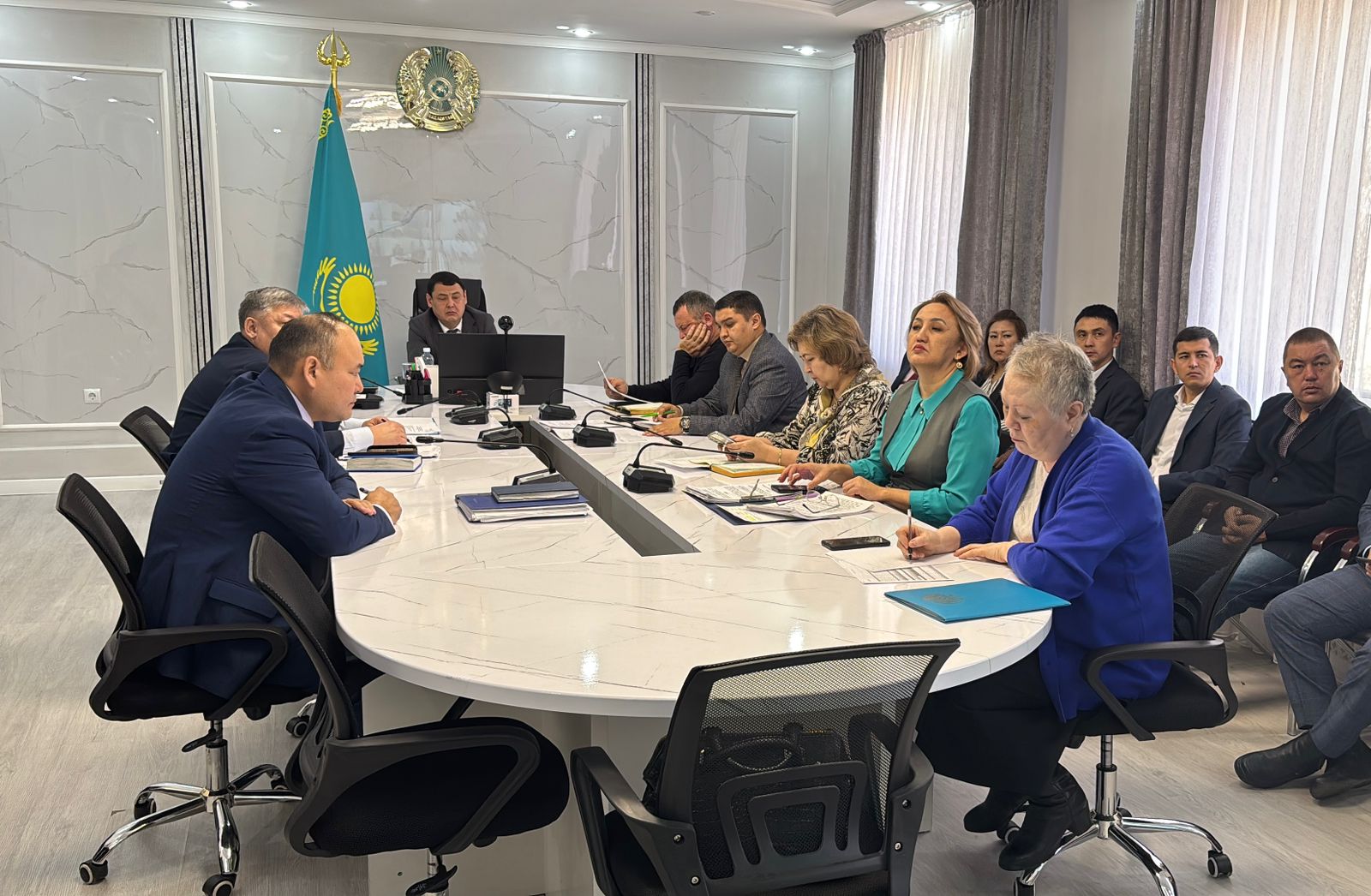 2025 жылғы 28 қазанда аудан әкімі Р.Ә. Аңбаев облыс әкімдігінің отырысына бейнеконференцбайланыс режимінде қатысты, сондай-ақ осы кеңеске аудандық мемлекеттік мекемелердің басшылары қатысты.