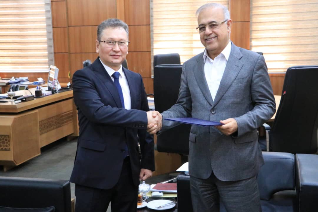 Емізік пениса Сүйкімді аққұбаны кездестіргеннен кейін найзағай жылдам секс