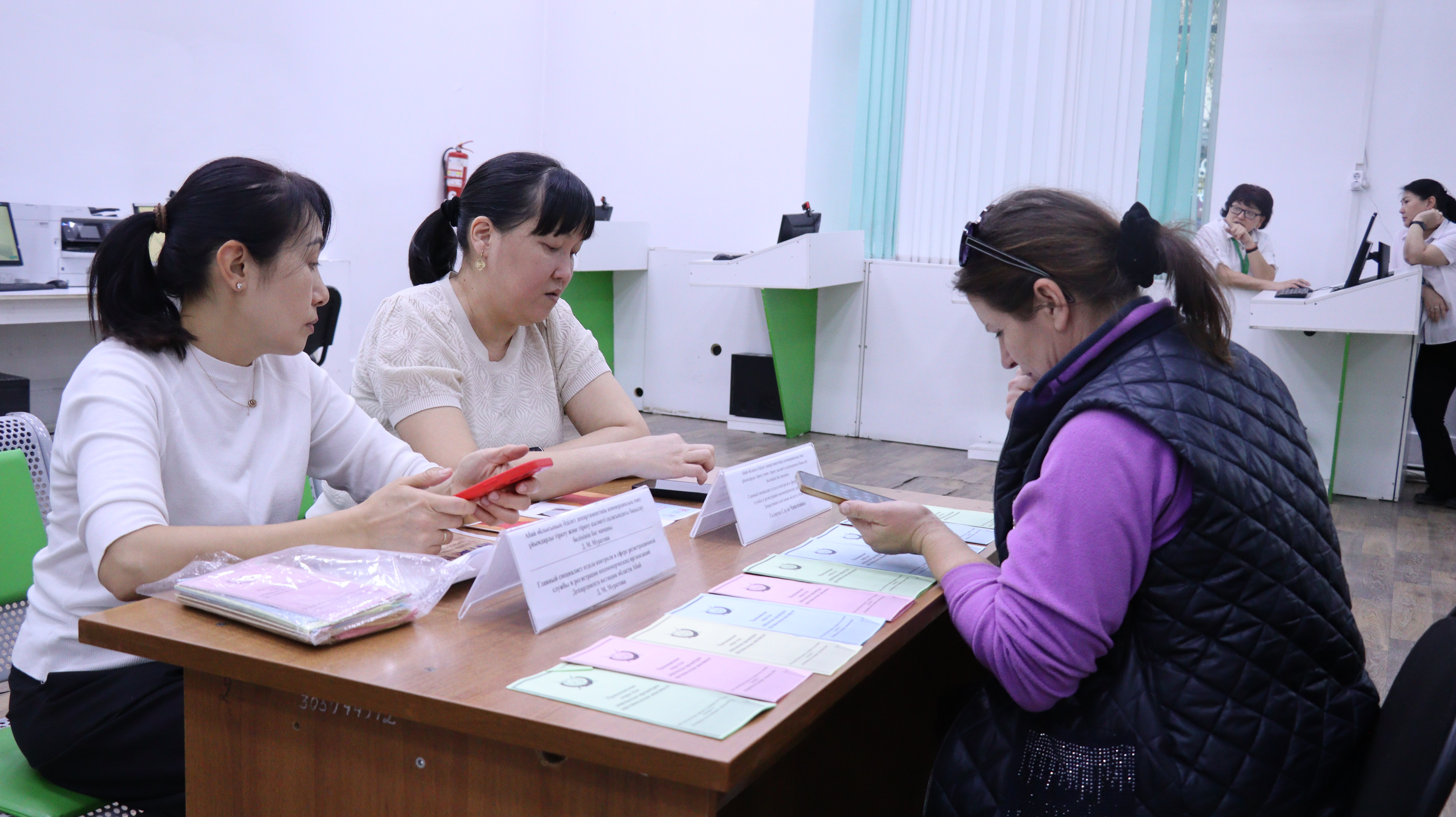 Сотрудники Департамента юстиции области Абай провели прием граждан в здании отдела № 2 Центра Обслуживания населения филиала Некоммерческого акционерного общества «Государственная Корпорация» Правительство для граждан