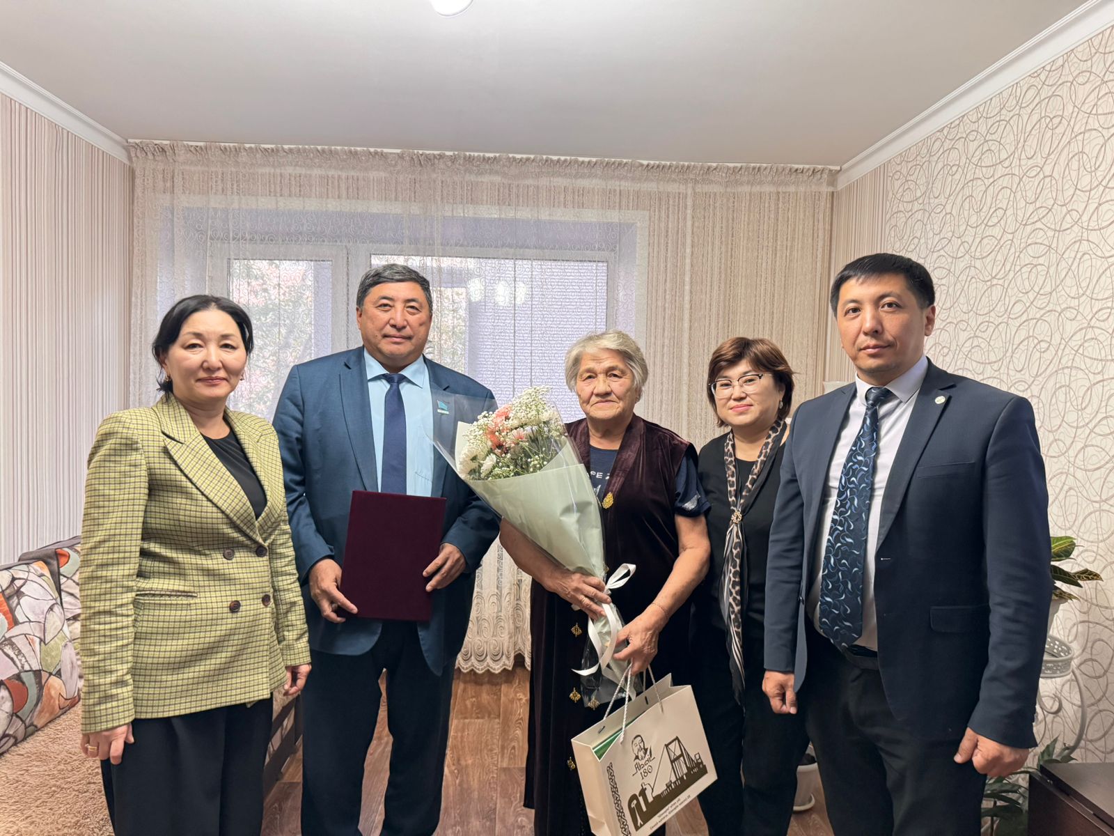 Қарттар күні қарсаңында 1 қазан күні депутаттық корпус пен мәслихат аппаратының атынан аппараттың ардагерлерін ардақтап, мерейлі жастарына және еңбектеріне құрмет көрсетті