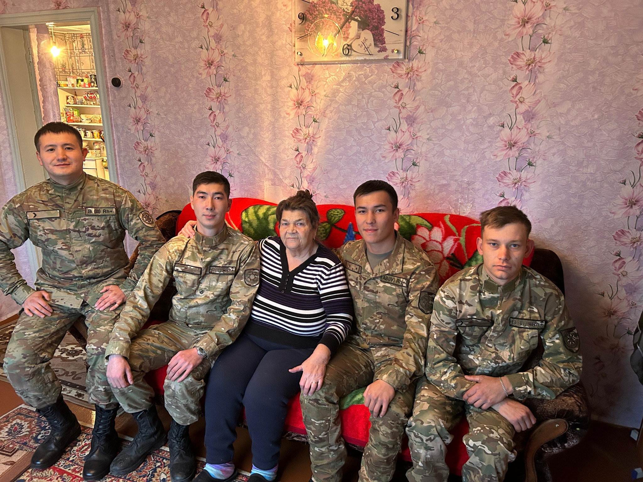 «Қарттар күнін» мерекелеу аясында Налобино ауылдық округінде қайырымдылық шаралары өткізіліп, аудандағы барлық зейнеткерлерге азық-түлік пакеттері таратылды. "Талсай" шекара отрядының әскери қызметкерлері жалғыз тұратын зейнеткерге көмек көрсетті. Қолдау көрсеткен демеушілерімізге алғысымызды білдіреміз!