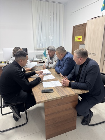 Аудандық мәслихат депутаттары және аппарат қызметкерлерімен келіп түскен ұсыныстарды талқылау