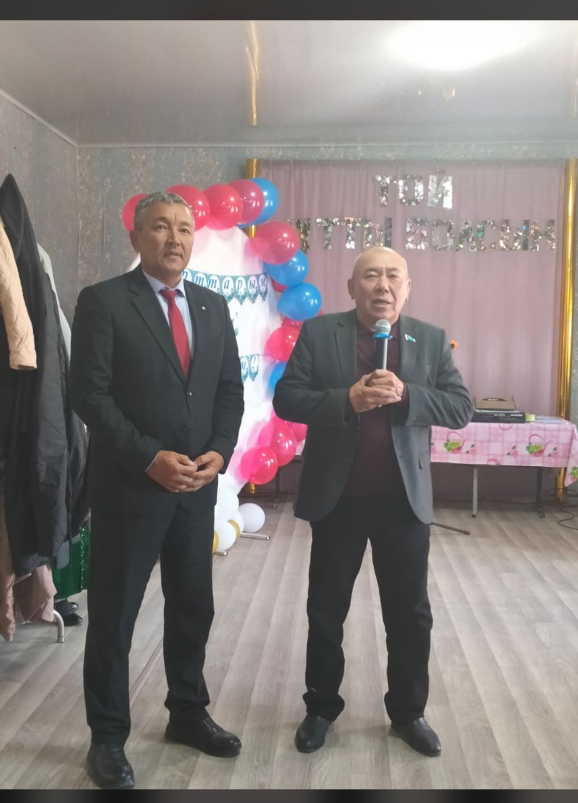 Депутат районного маслихата Турабаев Ж. К. поздравил пожилых людей с Днем пожилых людей.