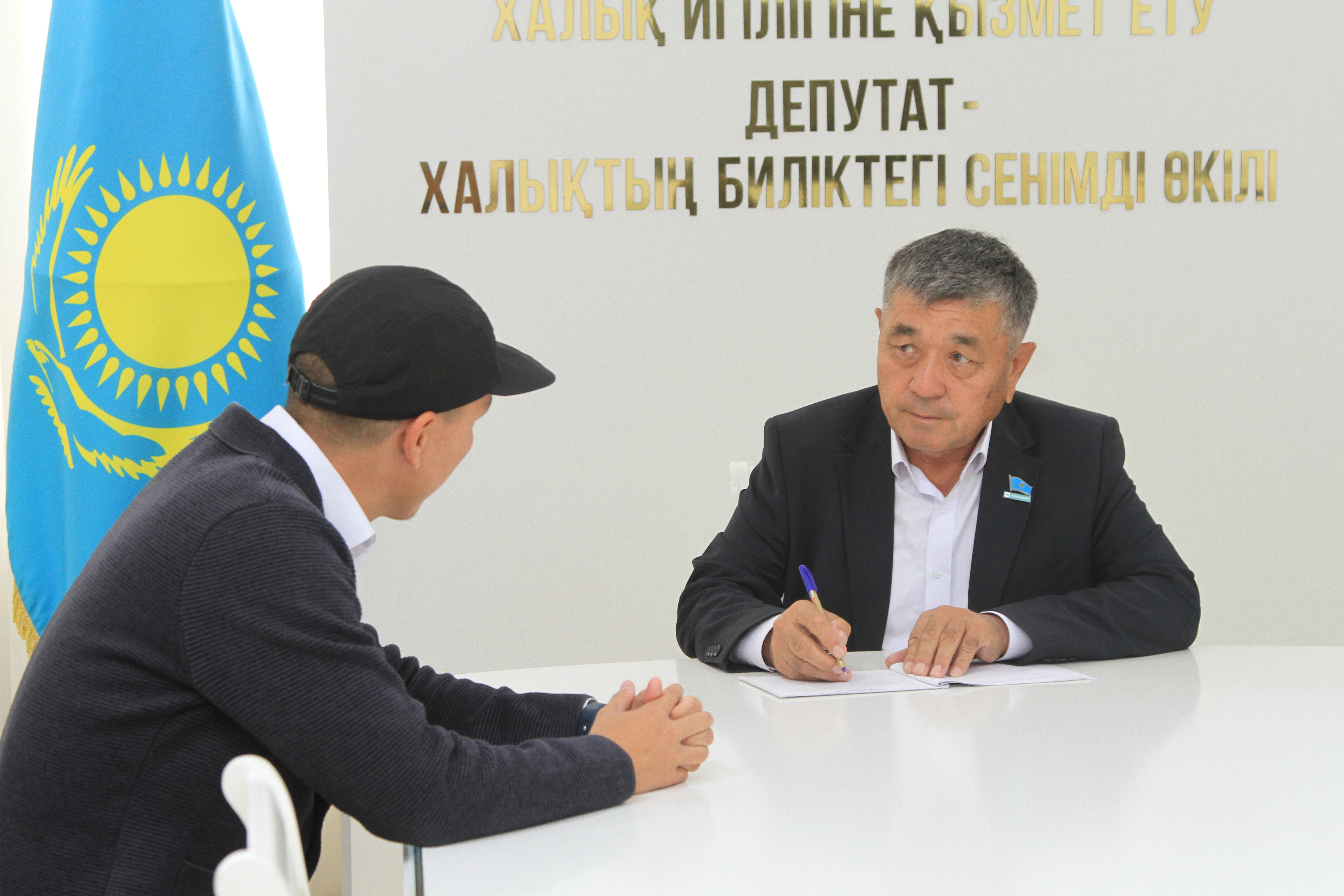 Депутаттар қабылдаулар өткізді