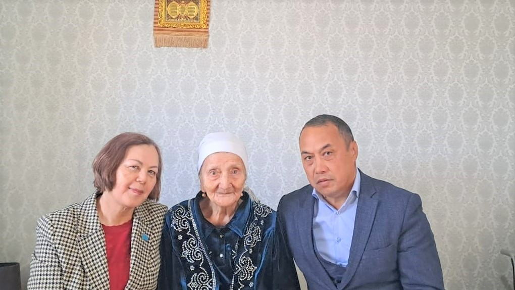 Еңбек ардагерін құттықтау