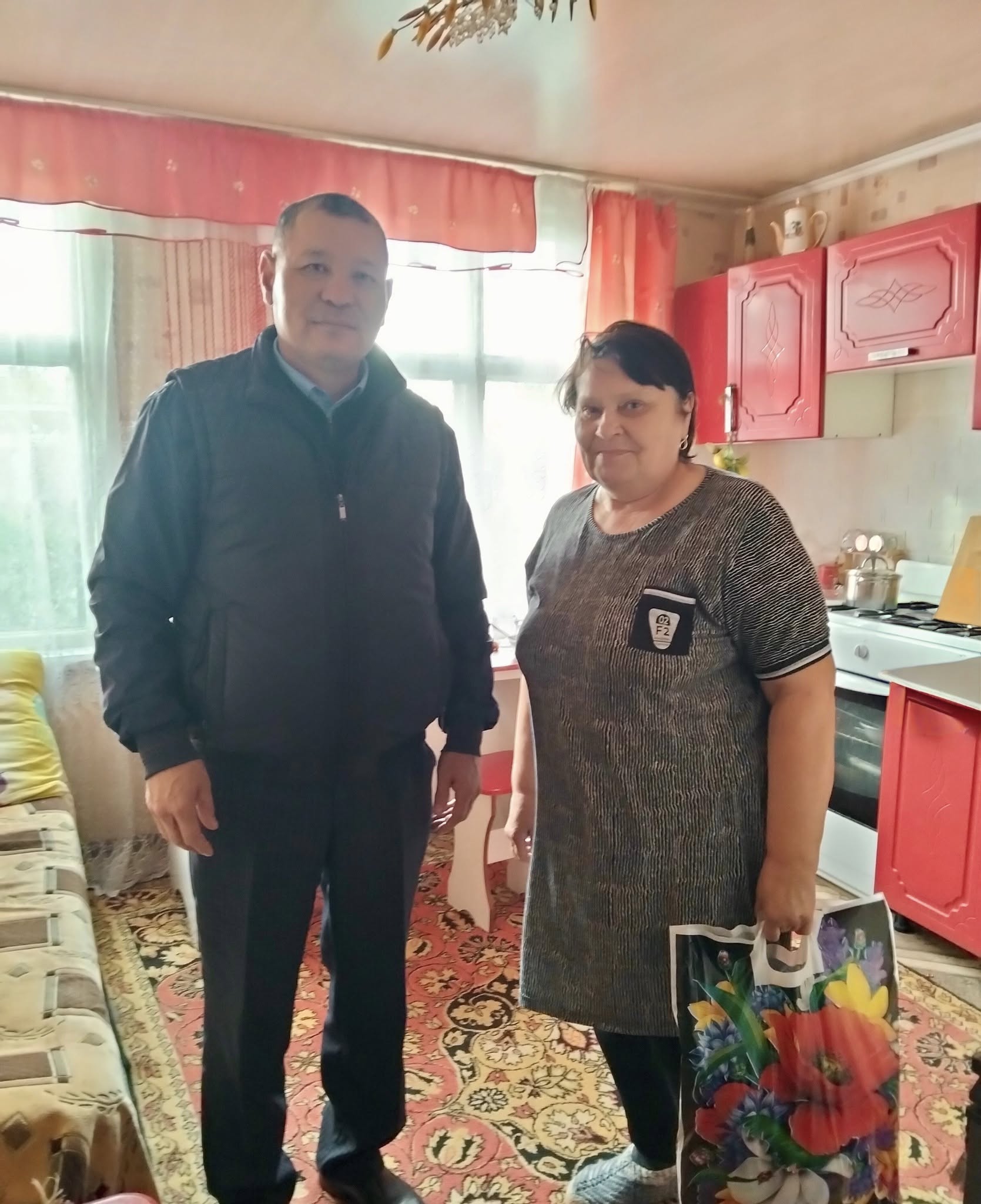 Қала әкімі қарттар күнімен құттықтады