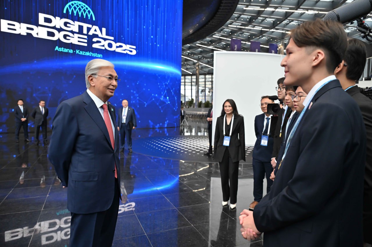 Қасым-Жомарт Тоқаев Бейжіңде жасанды интеллект бойынша өткен халықаралық олимпиада жеңімпаздарымен әңгімелесті