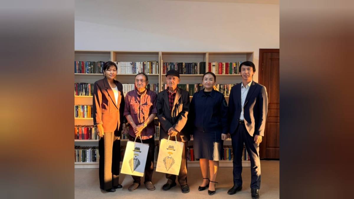 Сотрудники КУИС поздравили педагогов в доме престарелых с праздником