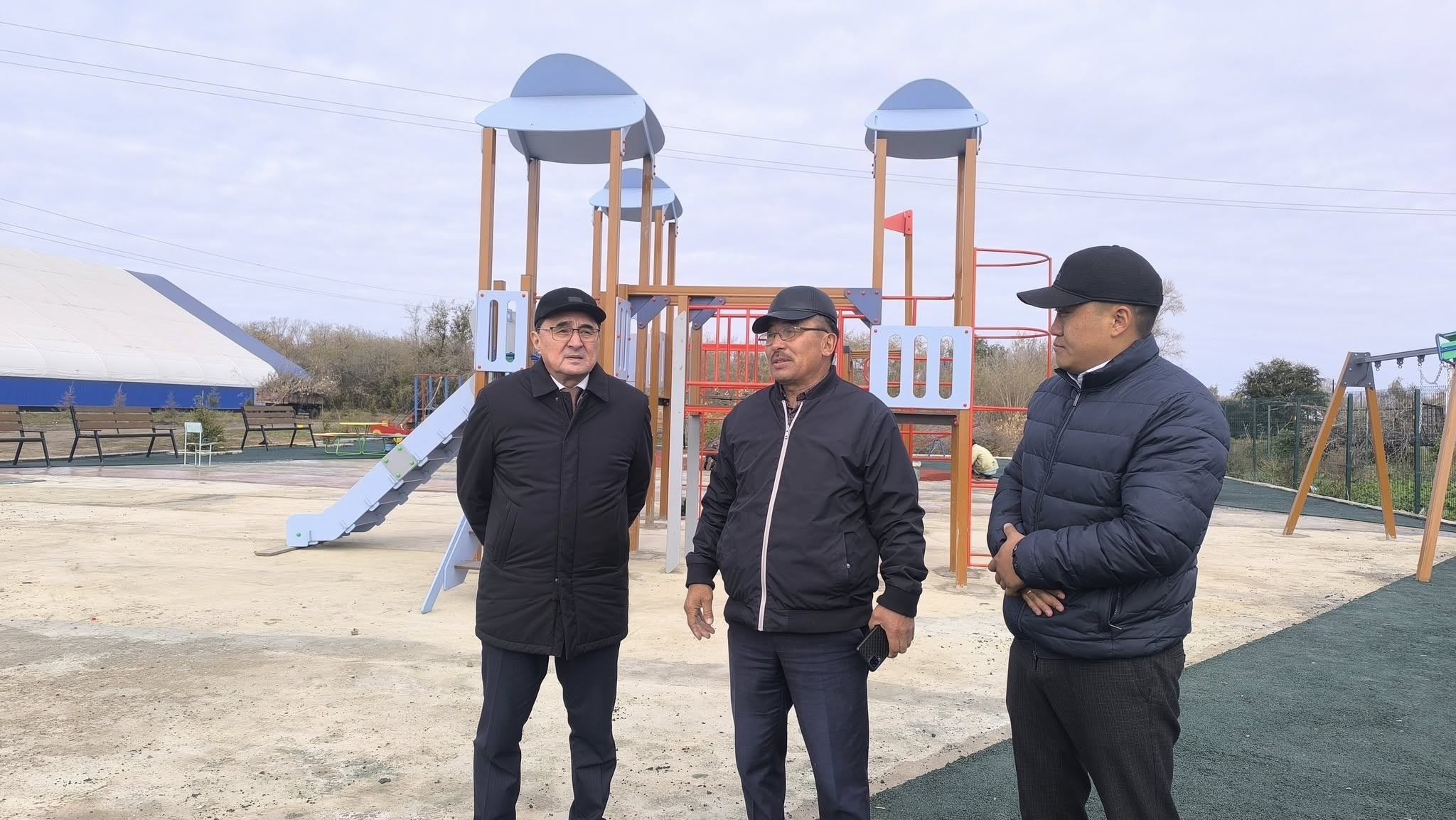 3 қазан күні Есіл ауданының әкімі Мереке Мұхамедияров Петровка ауылына барып, балалар ойын алаңының құрылысы барысымен танысты. Жоба балалардың бос уақытын тиімді өткізуіне қолайлы жағдай жасауға бағытталған. Құрылыс жұмыстары жалғасуда.