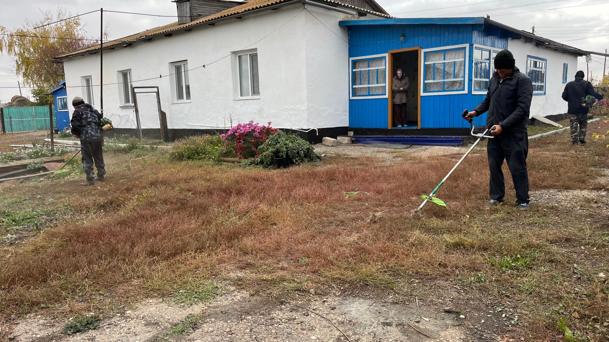 Қарттар күніне орай зейнеткерлерге шөп шабуға көмек көрсетілді