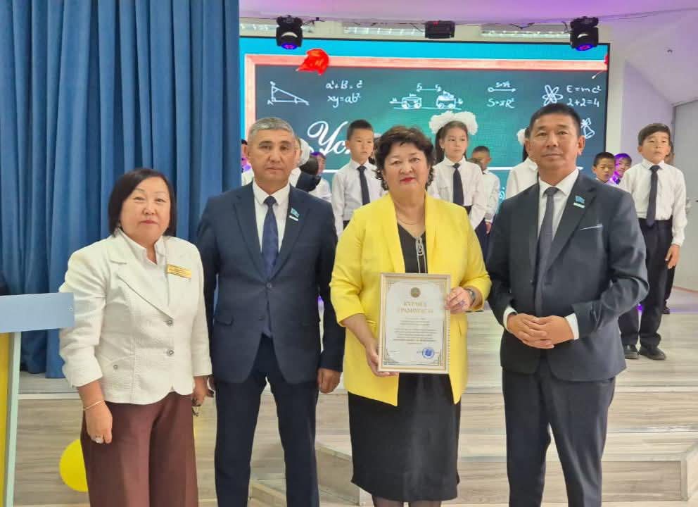 С Днем учителя с профессиональным праздником учителей поздравили председатель районного маслихата О. Канагатов и депутат областного маслихата Б. Нурпеисов.
