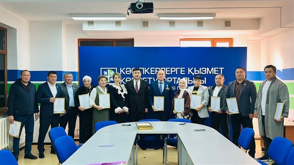 Ол бөтелкені аузына тығып алды Ол бөтелкені аузына тығып алды