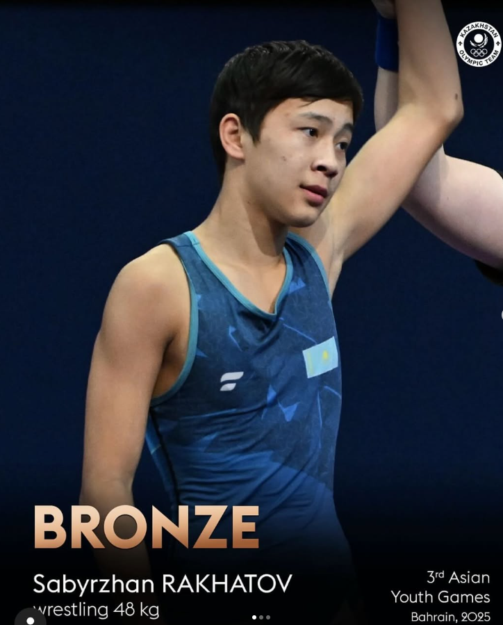 Порно жұлдызы күректің екі тұтқасын кискасына тығып алады.