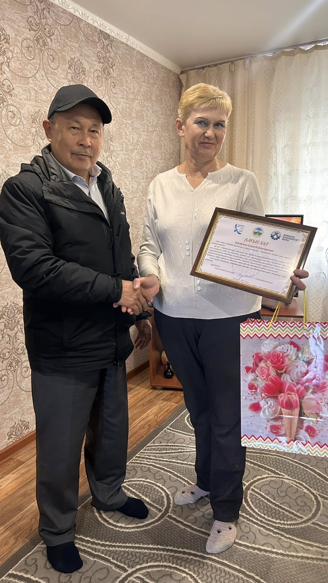 Қазақстан Республикасы күніне орай Теректі ауданы әкімінің Алғыс хаты мен құттықтау хаттары табысталды.