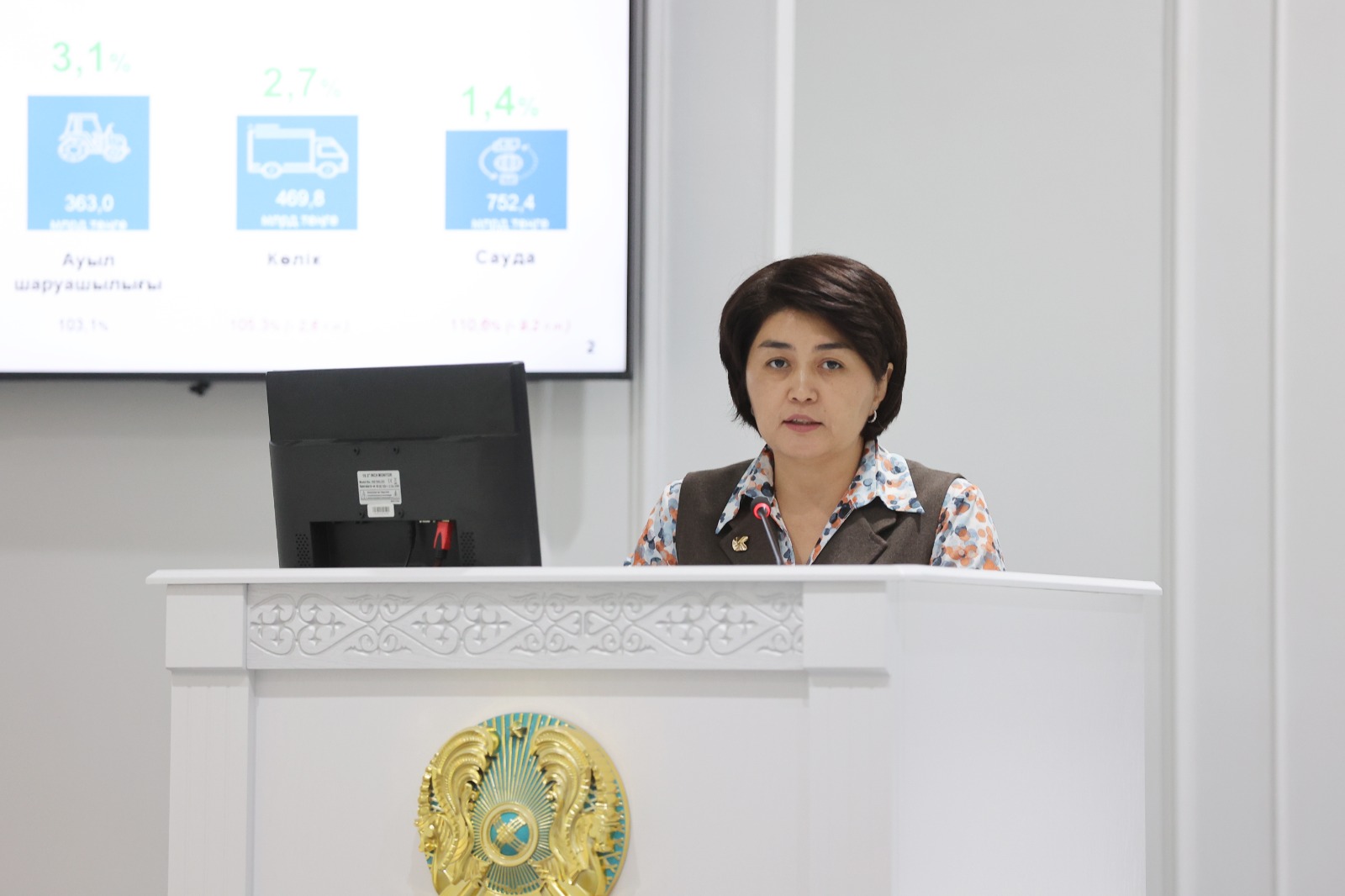 Тәжірибелі әйел киска жалауды үйретеді