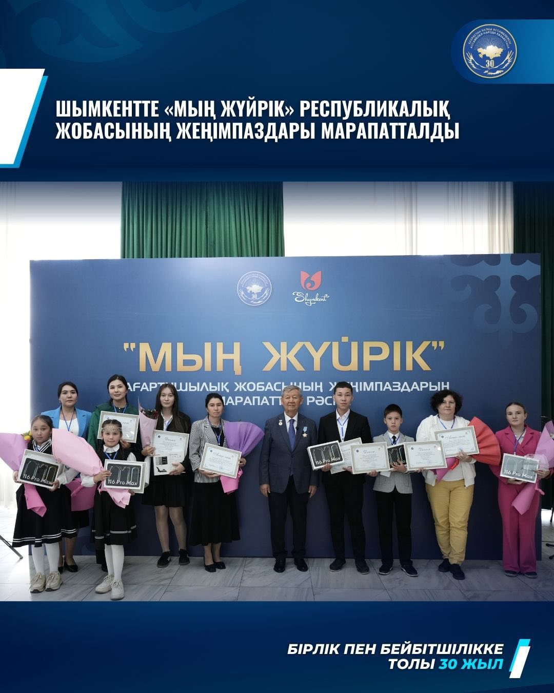 Әдемі ресейлік порнографиялық қыздар Догги стилінде тұрған жалаңаш қыздар порно