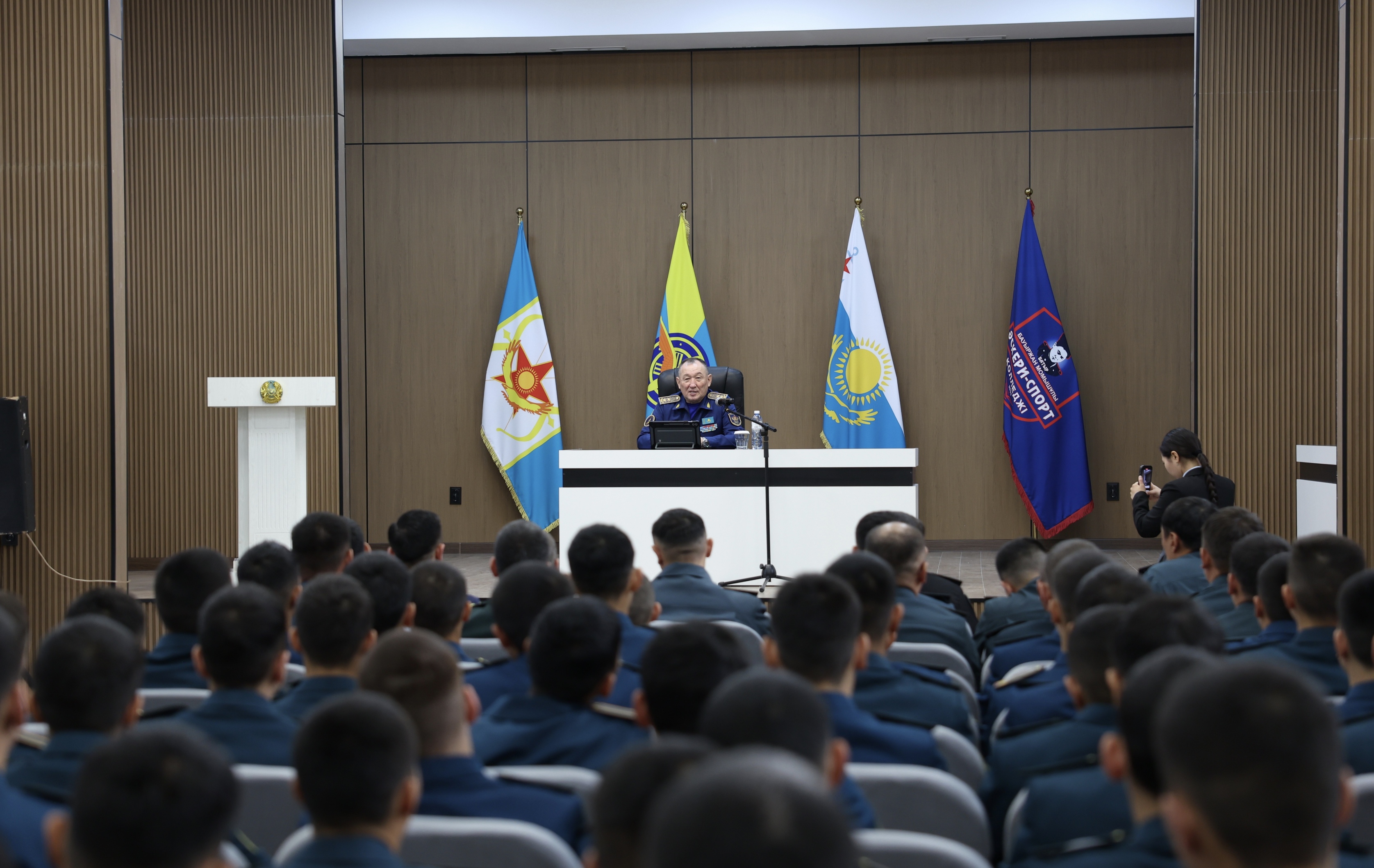 Қорғаныс министрі жаңадан ашылған әскери-спорт колледжінің кадеттерімен кездесті