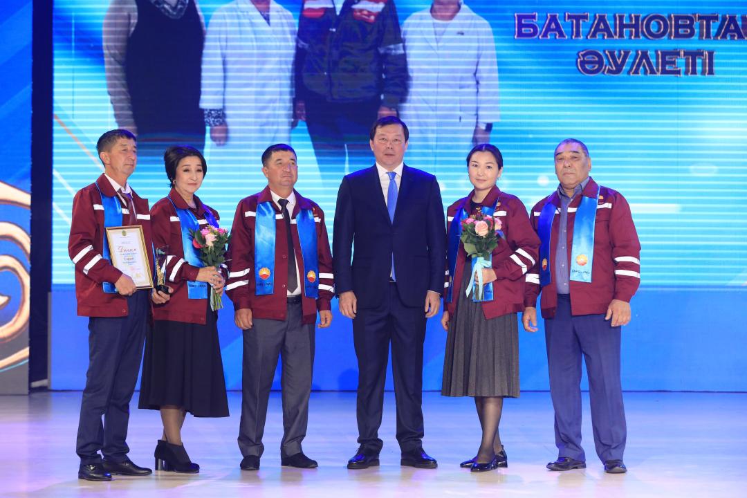 В Актобе более двух тысяч специалистов системы социальной защиты были удостоены признания и уважения