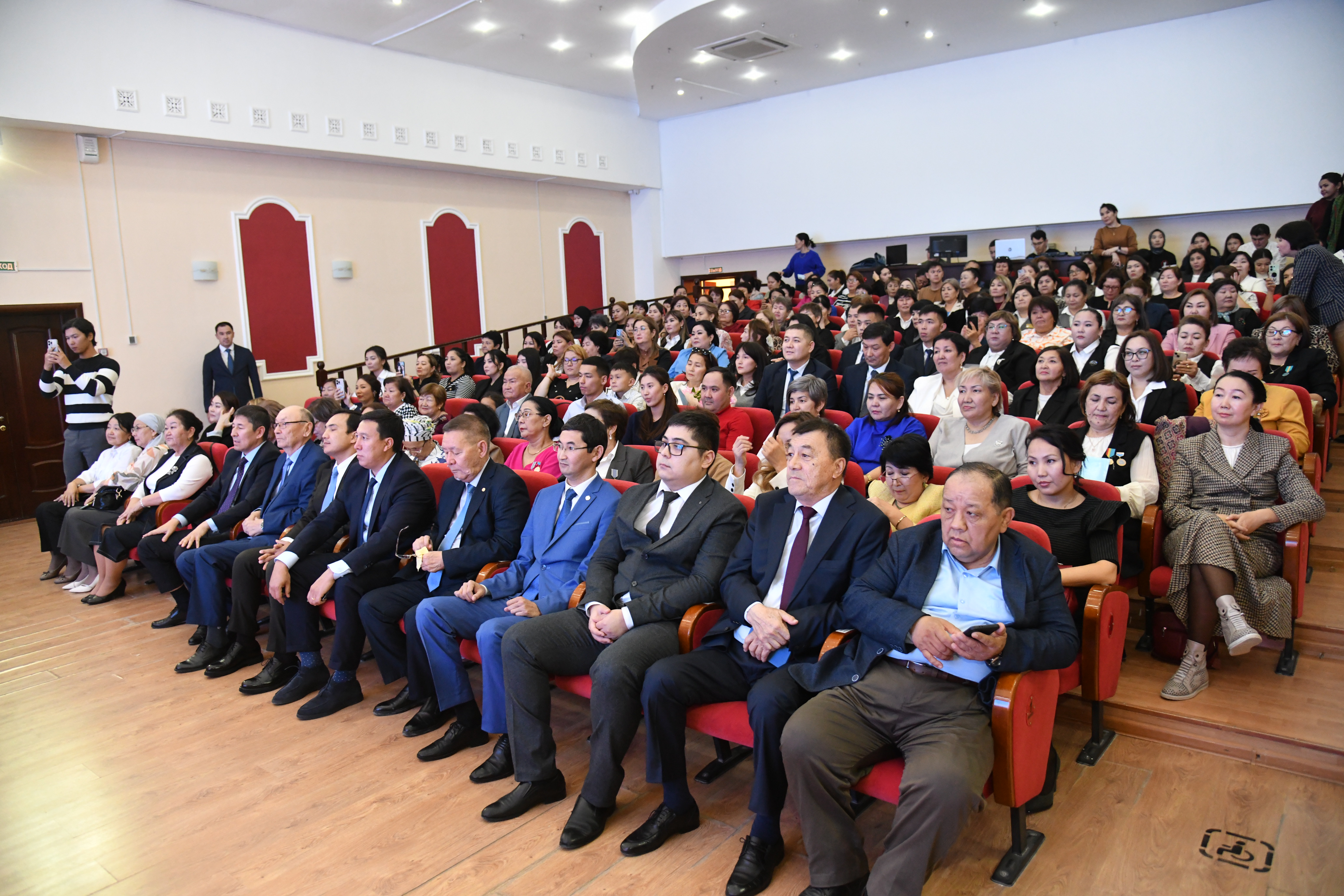 В регионе торжественно наградили работников системы социальной защиты