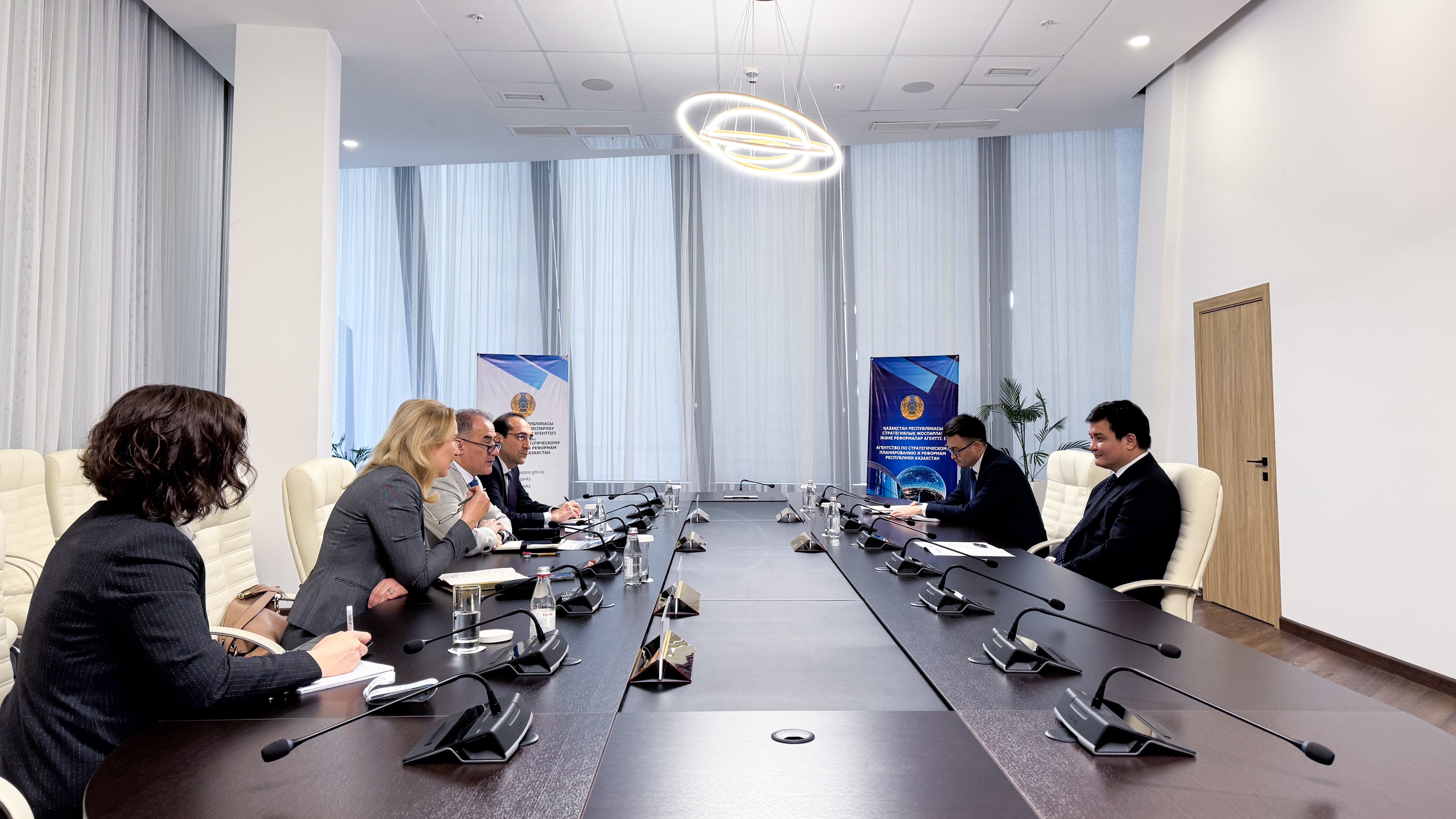 Асет Иргалиев встретился с представителями IFC